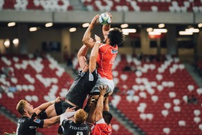 乔治防守表现出色成功冻结对方箭头，乔治打法